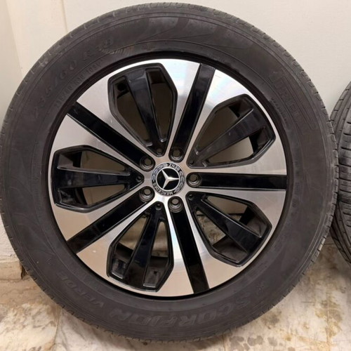 Mercedes-Benz 18" alloy wheels with Pirelli Scorpion Verde tires