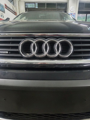 Audi emblem like new, genuine without grille