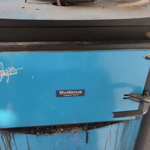 Buderus Logano S121 pyrolysis wood boiler used with inertia tank