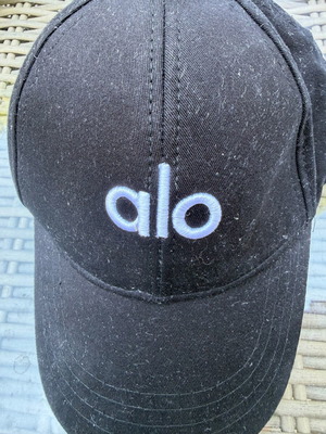 Alo Yoga Jockey Hat like new, one size, black and white