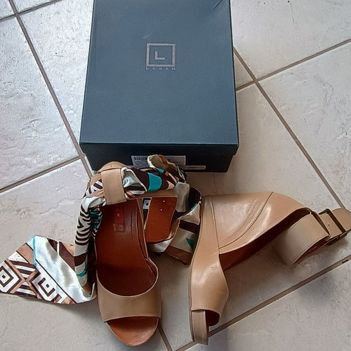 Logan platform sandals size 39 leather like new, beige