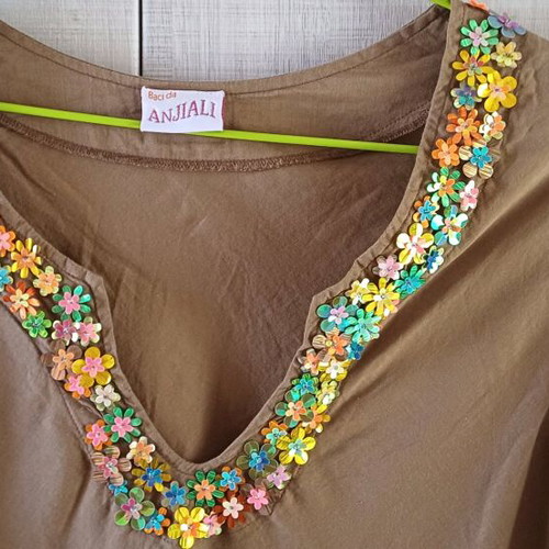 Women's brown kaftan with multicolor embroidered flowers like new, size L