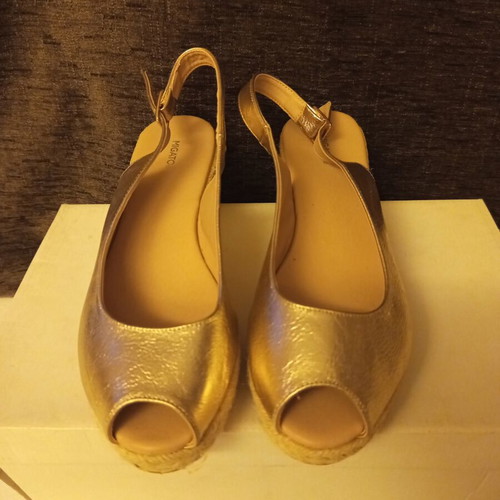 Migato women's platform sandals size 39 like new, gold