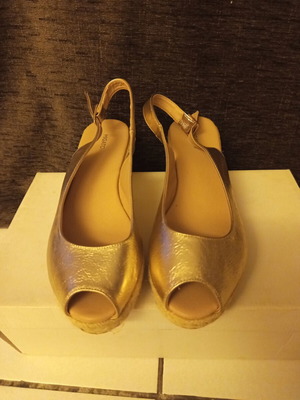 Migato women's platform sandals size 39 like new, gold