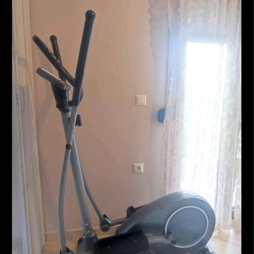 Elliptical trainer like new with LCD screen and magnetic resistance
