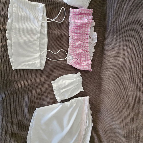 Crop tops medium size set of 3 like new, white and pink