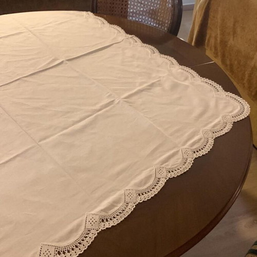 Tablecloth with handmade lace 1.18 x 1.18 m
