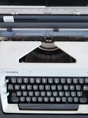 Olympia typewriter used, functional, portable with case