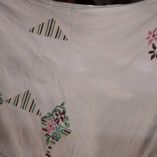 Woven tablecloth like new, dimensions 1.60x1.52