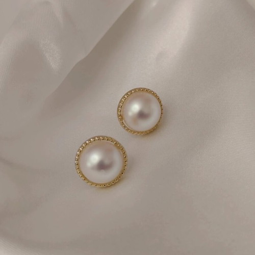 Gold Earrings with Pearl like new