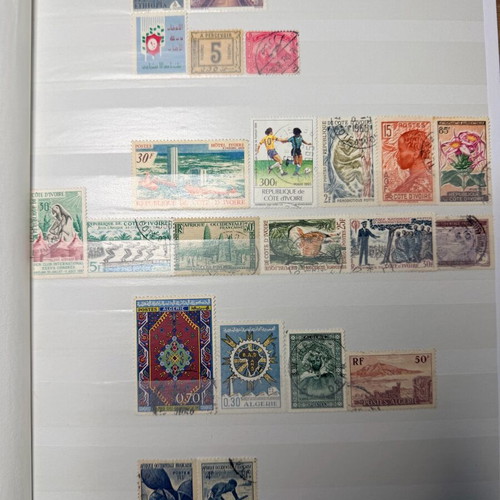 Stamp albums like new, set of 2 with worldwide stamps
