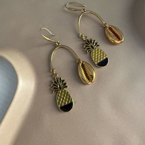 Zara summer earrings with shell and pineapple like new, gold color
