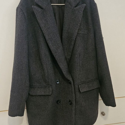 H&M women's oversized grey blazer, size M, short hair texture