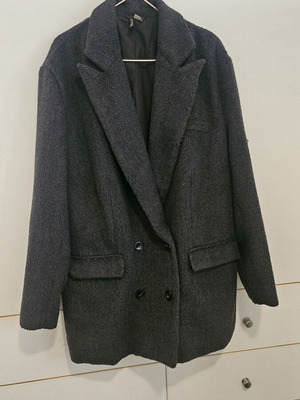 H&M women's oversized grey blazer, size M, short hair texture