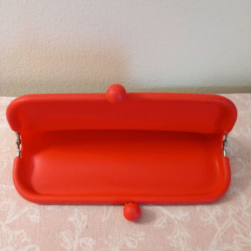 Pochi silicone bag red like new