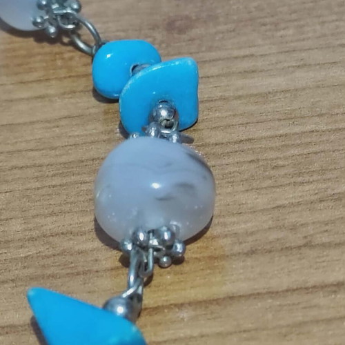 Necklace with turquoise stones like new, white chalcedony and metallic details