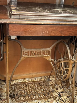 Vintage ραπτομηχανή Singer με αυθεντικό ξύλινο έπιπλο μεταχειρισμένη