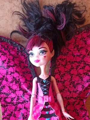 Κούκλα Monster high συλλεκτική με φτερά που ανοιγοκλείνουν μεταχειρισμένη