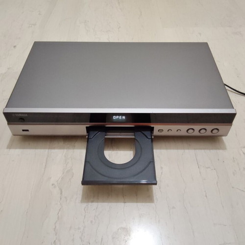 Yamaha Bluray Disc Player BD S667 like new