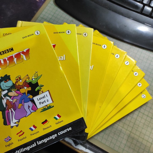 Language learning books for 5 foreign languages like new, 15 volumes with DVD