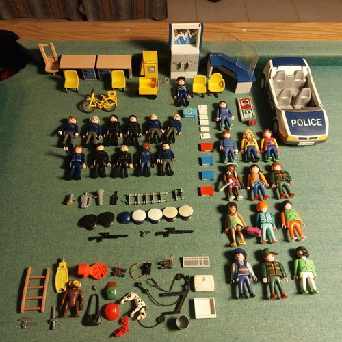Playmobil police, post and other sets used, 25 figures and equipment