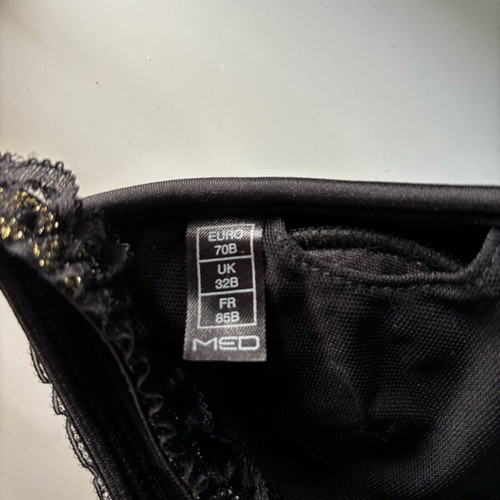 Med triangle bra size 70B black like new with padding