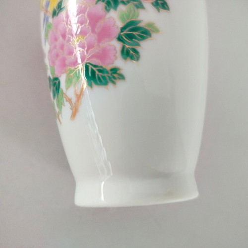 Small porcelain vase used with flower pattern, Japan