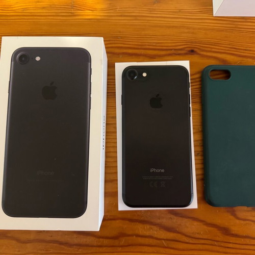 iPhone 7 used, 32GB, black with green silicone case
