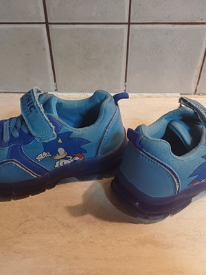 Sonic the Hedgehog kids sports shoes size 27 used with functional lights blue
