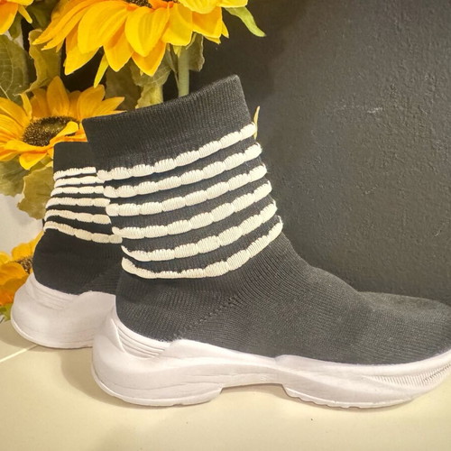 Athletic sock shoes size 31-32 like new, black