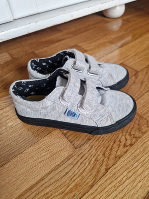 Gray fabric sneakers for boys size 27 like new