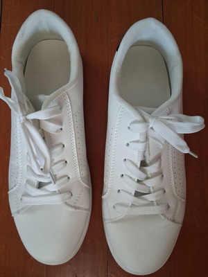Sneakers white size 42 like new with dark blue detail