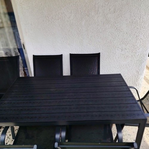 Outdoor table like new with six chairs