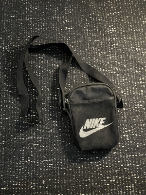 Nike τσαντάκι ώμου σαν καινούργιο, μαύρο και άσπρο