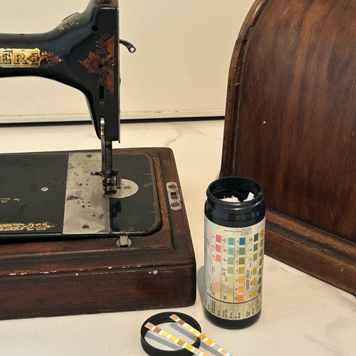 Antique Singer sewing machine used with cover, 1912