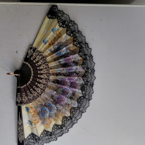 Vintage hand fan like new