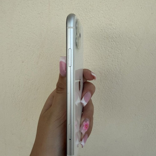 Apple iPhone 11 64GB White smartphone