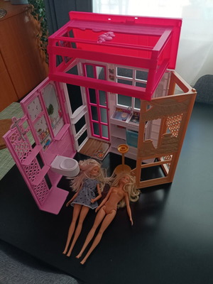 Barbie dollhouse with 2 dolls used, suitcase style