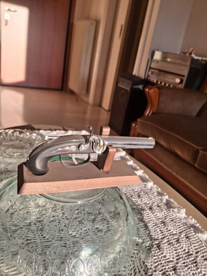 Gun lighter new, zippo fuel