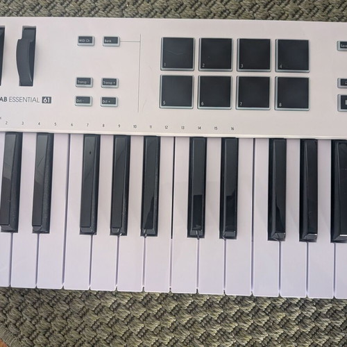 Arturia Midi Keyboard KeyLab Essential 61 keys white like new