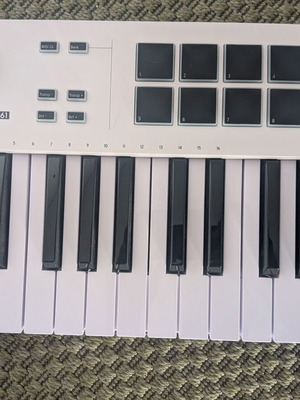 Arturia Midi Keyboard KeyLab Essential 61 keys white like new
