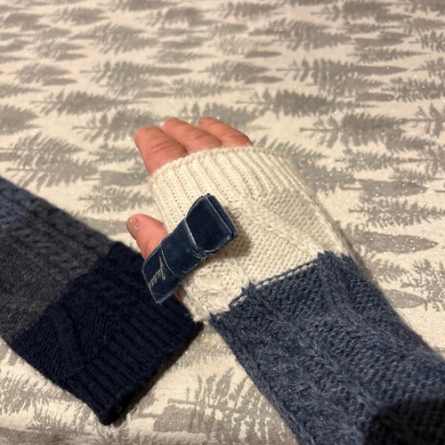 Guess wool gloves blue and beige fingerless like new