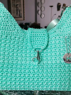 Πλεκτή χειροποίητη τσάντα ώμου στο χρώμα της μέντας σε μεγάλο μέγεθος