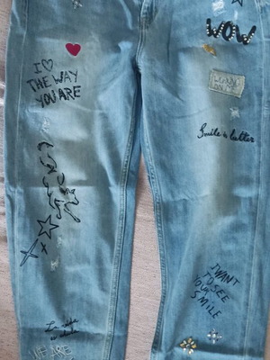 Desigual jeans with embroidery and rhinestones like new, size 30