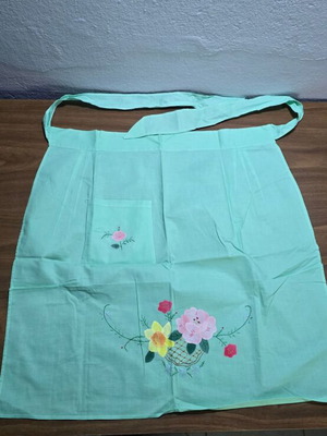 Vintage waist apron with floral embroidery and appliqué like new