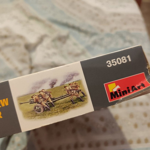 Soviet artillery crew model 1/35 Miniart like new