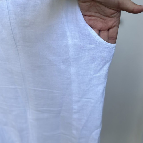 Linen knee-length dress with ecru and white lace collar