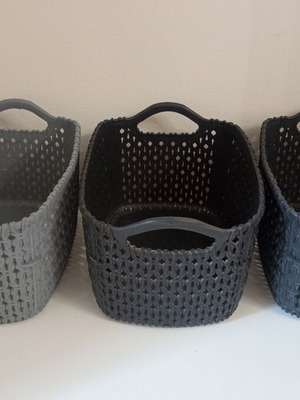Plastic baskets set of 3 almost unused