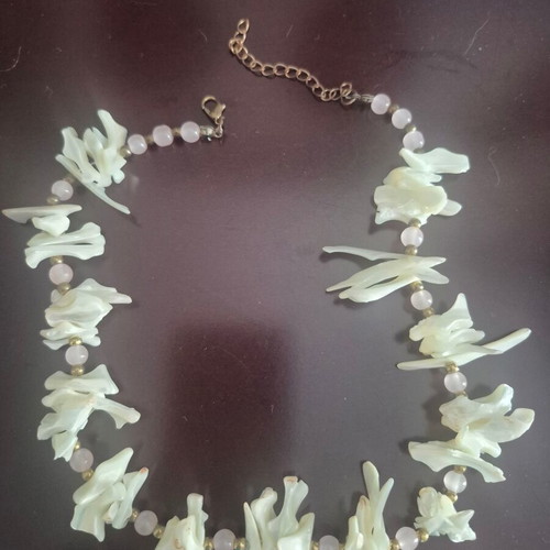 Necklace with real shells used, beige