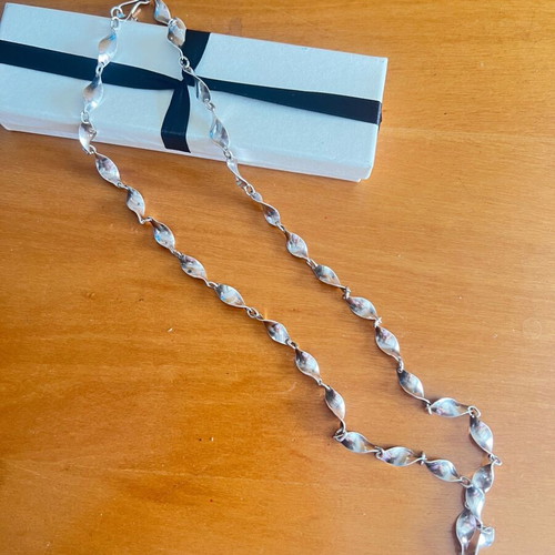 Silver necklace with leaf design like new